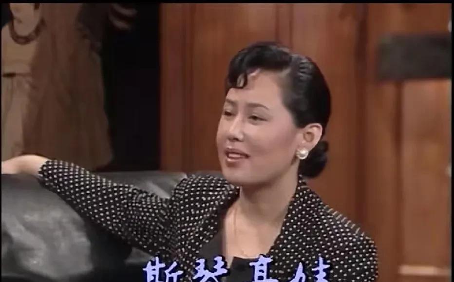 年轻时的斯琴高娃，那颜值和气质真是绝了。看她年轻时的电影片段，瞬间眼前一亮。照片