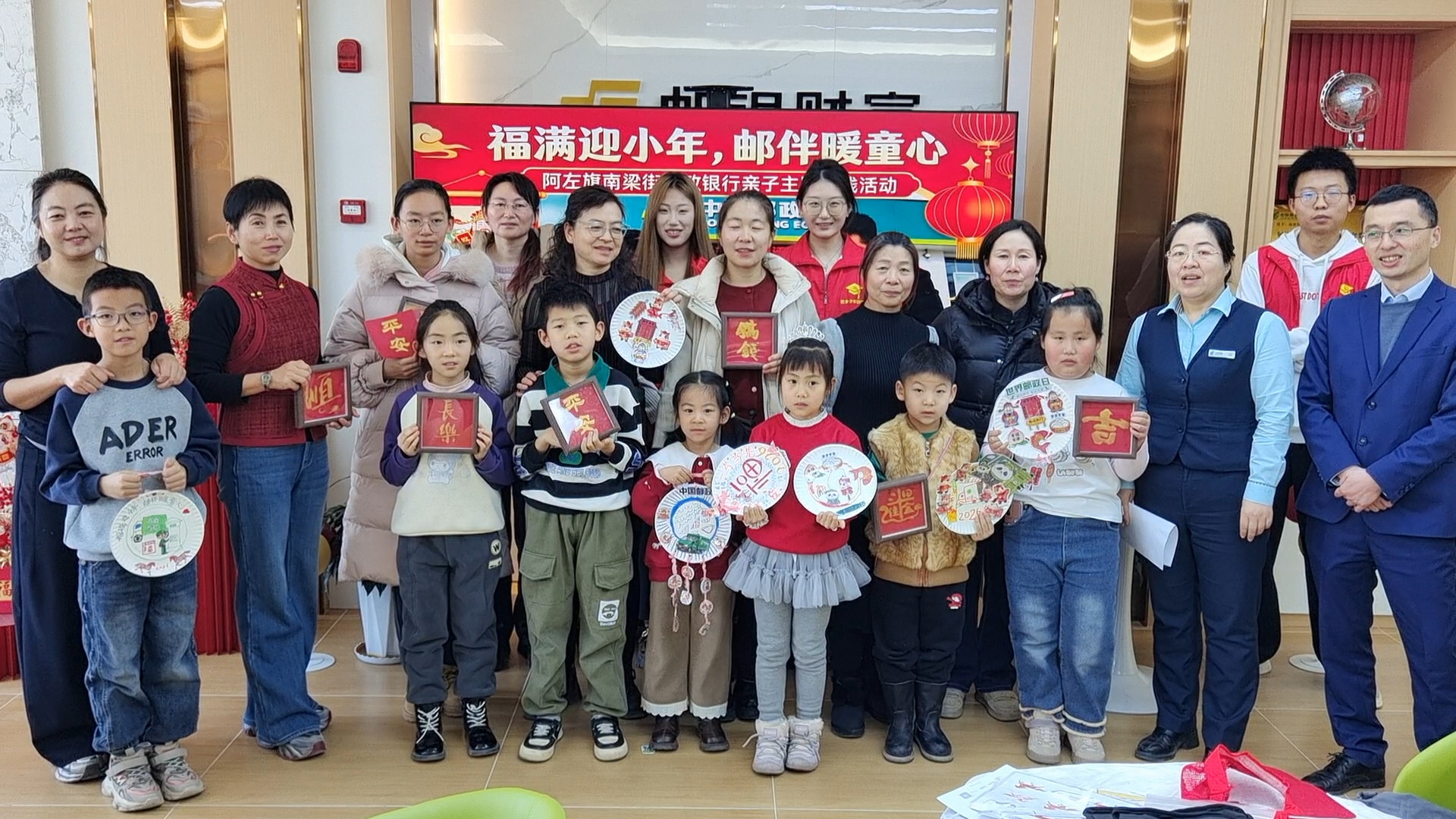 小年带娃去哪玩？这家银行把非遗、财商和创意拼贴都搬进了亲子课堂！