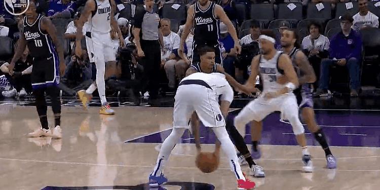 双塔战术！浓眉突分助飞莱夫利！
在今天NBA附加赛国王对阵独行侠的第三节比赛中，