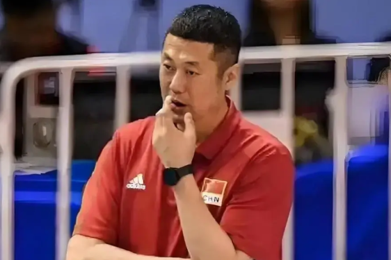 好奇怪的现象，排管中心主任赖亚文是辽宁籍的，中国女排领队盖洋是辽宁籍的，主教练赵