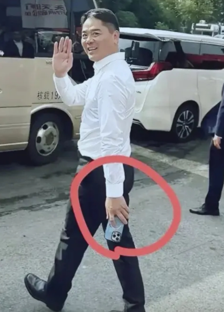 刘强东用的是苹果，为什么没用华为？
都说老板都用华为呢？其实也没什么好奇的，用什
