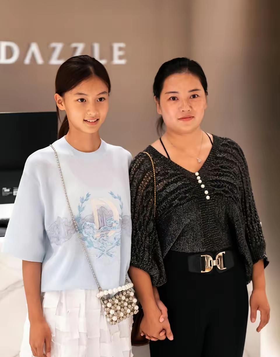 说实话，
这个妈妈有点太着急了，
网上刚爆出来她女儿的照片，就恨不得立马让她女儿