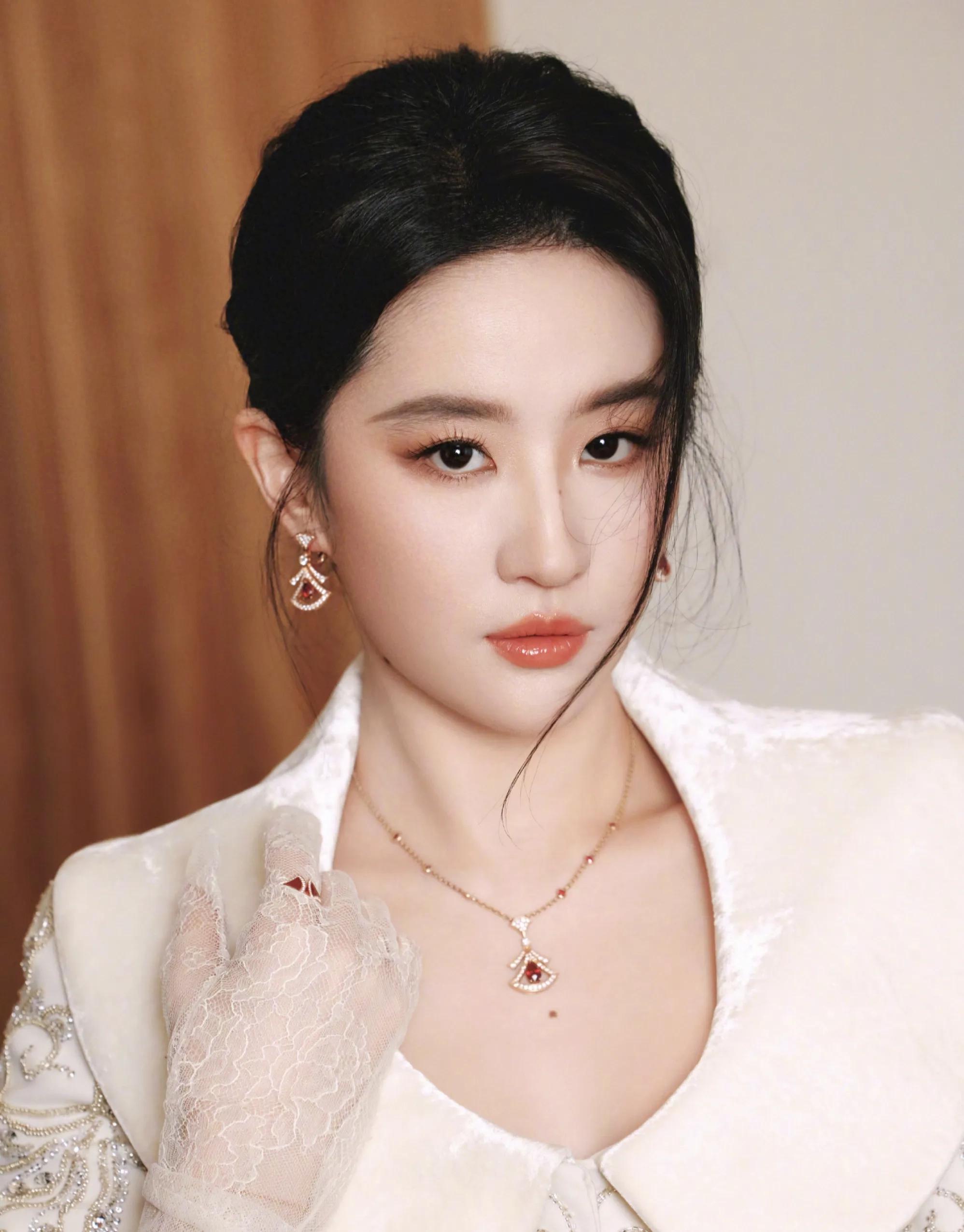女星刘亦菲优雅造型：神仙姐姐魅力无限！

