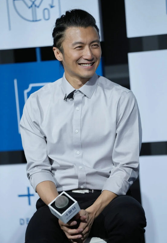 谢霆锋生图！
印象中的他很酷很高冷，其实本人很随和很爱笑。
虽然已经43岁了，依