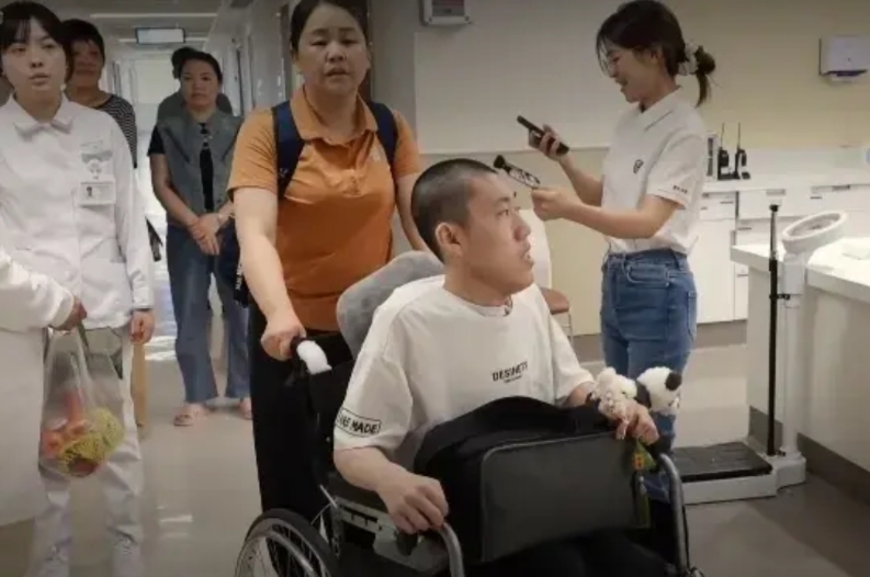 折叠男孩终于打开新生活顺利出院。
姜延琛4次大手术，分别是反向截骨矫形手术、颈椎