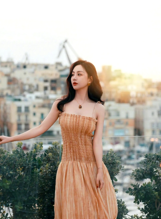 她居然都43岁了？至今还没有结婚生子，看来她是不打算结婚了。不过也对，她貌美如花