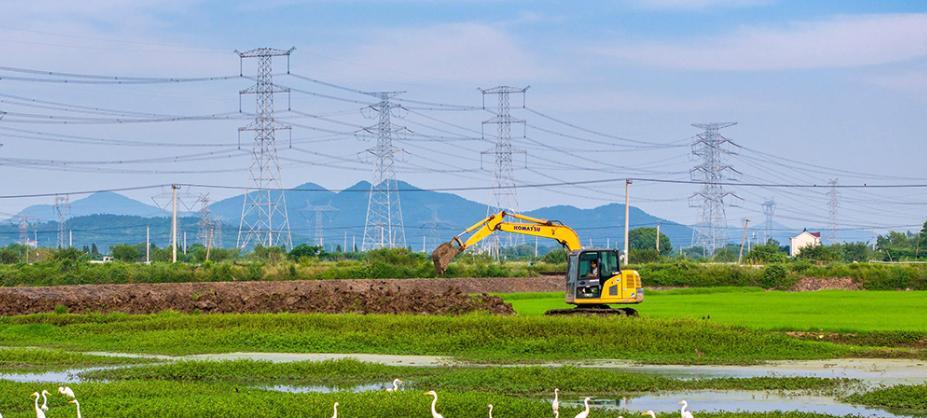 2025年9月3日，安徽省芜湖市繁昌区孙村镇义兴村，工人驾驶机械在开展农田水系疏
