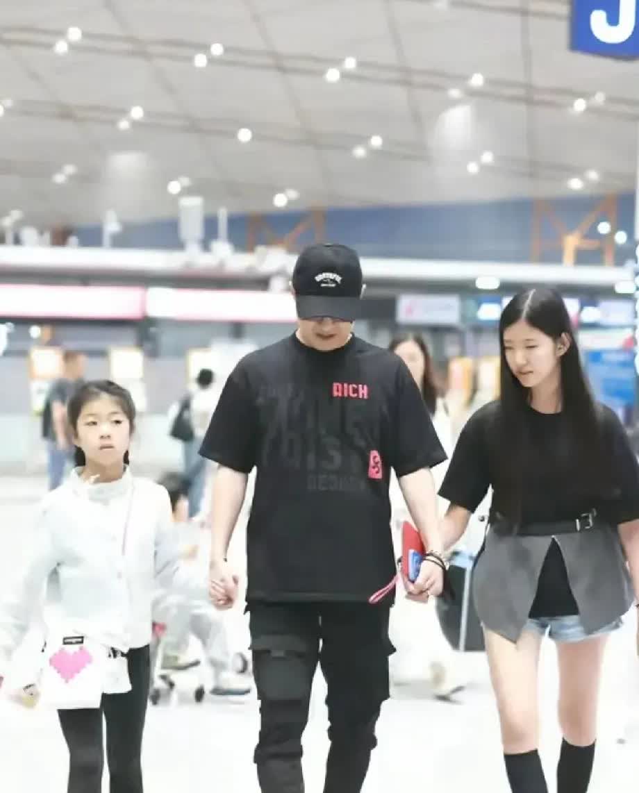 三个女儿走路O型腿一模一样，跟爹同款步伐，连牛仔裤都盖不住这基因钢印。
都说女