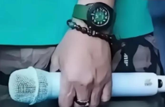 曾毅这是惹谁了？一天一个热搜，没完没了啊！曾毅作为一个知名的公众人物，公开场合戴