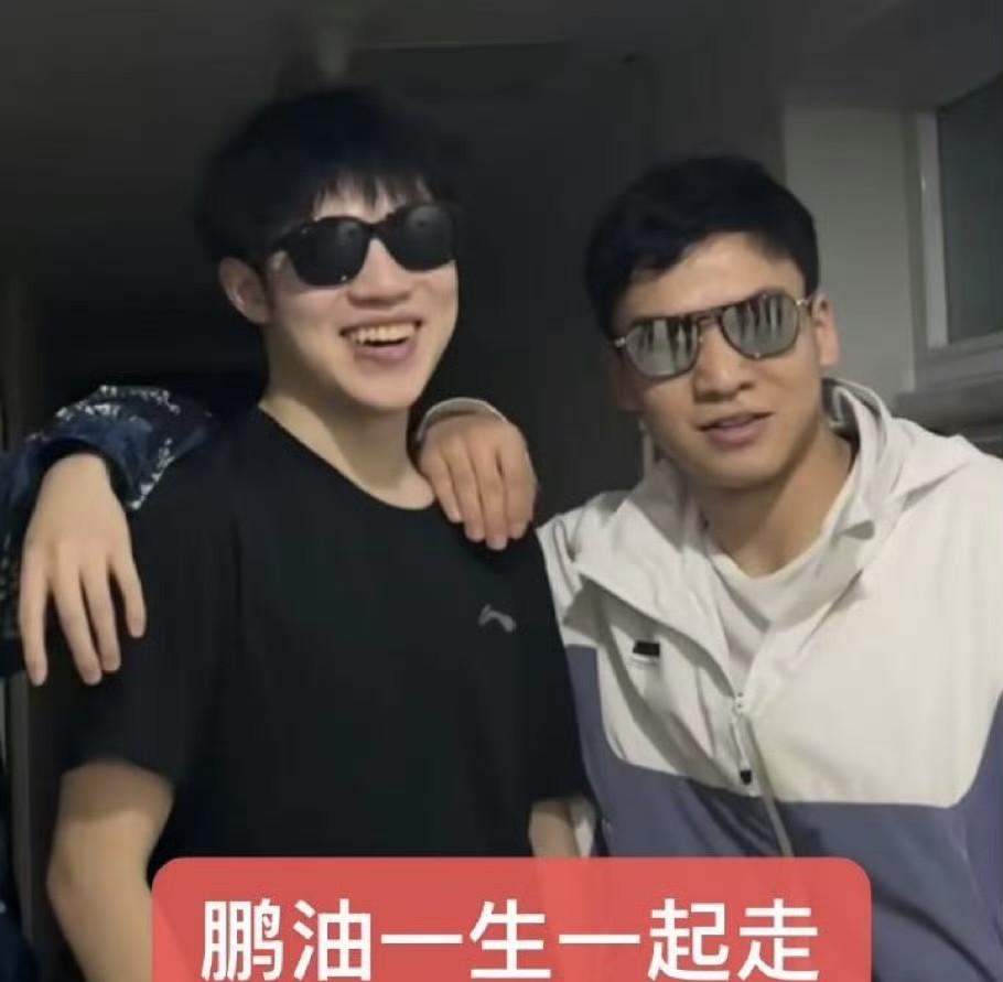 澳门冠军赛，终于有中国选手成功会师了：
向鹏、黄友政看台会师！
向鹏决胜局惜败弗