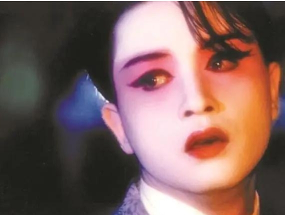 1993年，正在拍《我爱我家》的英达给张国荣打了个电话：“我这儿有个情节，需要你