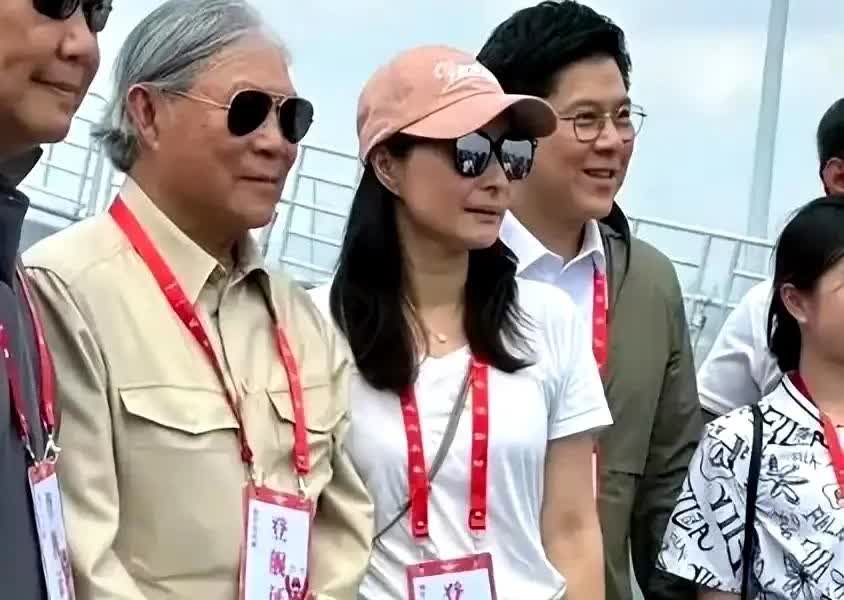 郭晶晶这才叫真·豪门里的一股清流啊！
 
前阵子她登山东舰那阵仗，人气直接爆