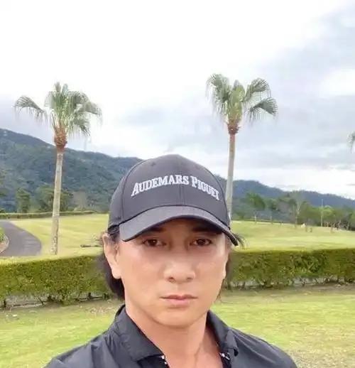 近日，吴奇隆冒雨为活动做宣传，画面中的他状态引关注。头发斑秃，腿短且有小肚腩，还