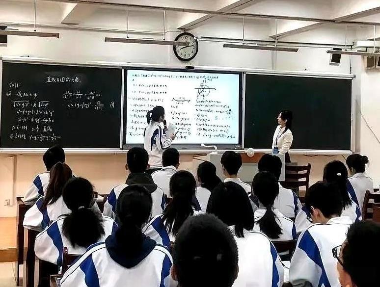 课改难，主要是增加了教师减负，这话确实没错。
满堂灌的课备课只需30分钟，采用课