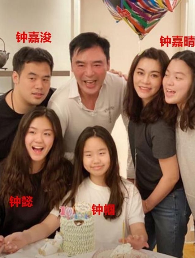 钟镇涛和章小蕙的儿子，长得有点潦草啊，跟爸爸妈妈一点也不像呢。

要说章小蕙，作