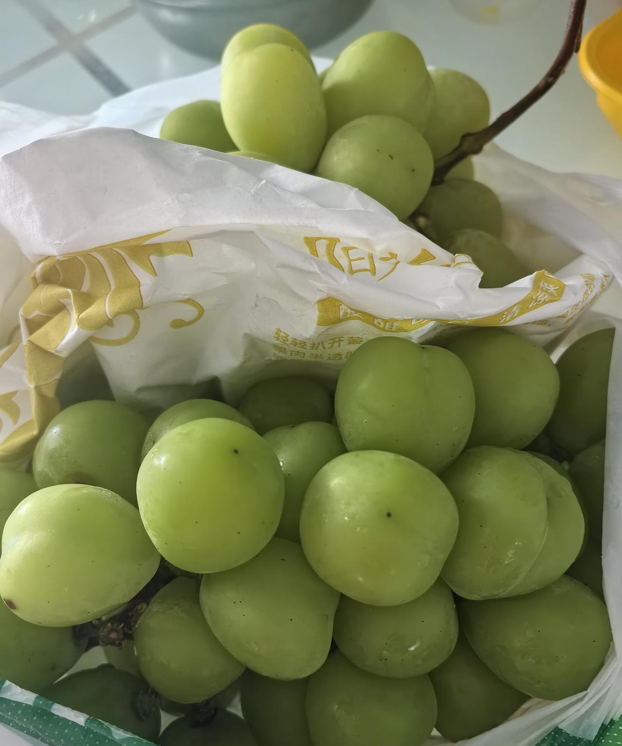 有人竟然说阳光玫瑰是最难吃的葡萄，除了甜，啥味没有。
那还要啥味呀，甜不就够了吗