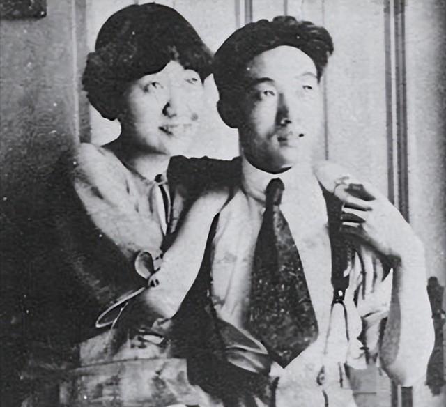 1953年，徐悲鸿猝然离世。几年后，他的妻子廖静文改嫁还生了一个儿子，可是对外她