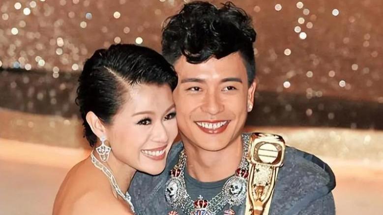 胡杏儿老公玩变身：夜店与辣妹贴身热舞，回家秒变“24孝老公”
