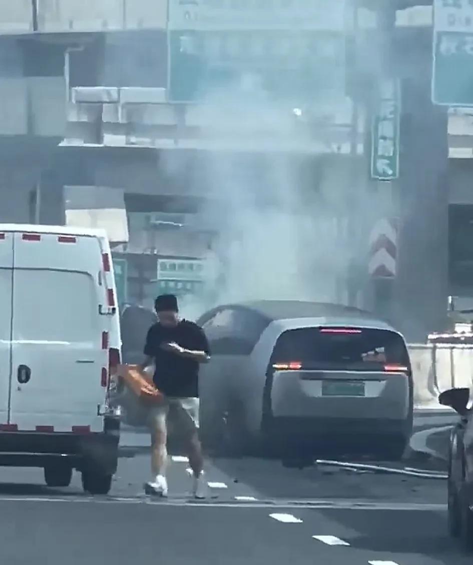 杭州理想MEGA起火，车主车友群发声，透露事故细节。
据车主透露，他开着车在第三