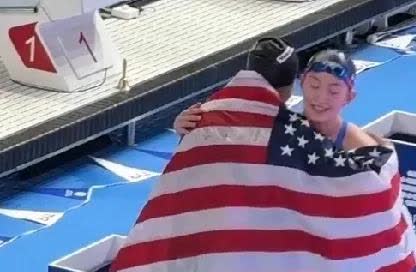 这是温暖的一幕！

原来在新加坡游泳世锦赛女子800米自由泳决赛后，获得冠军