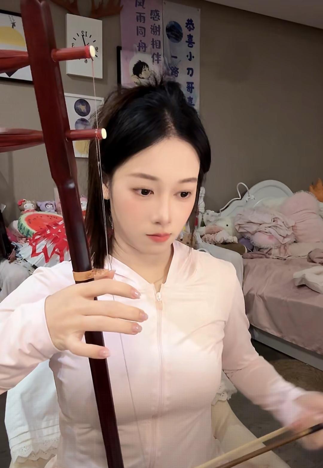 晚上刷到56学姐吴柳芳在直播间拉二胡，自从复出后她已经换了好几个赛道。先是想走古