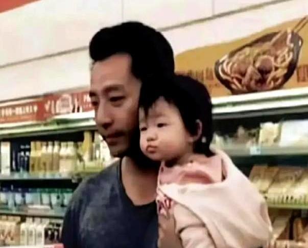 曾是父母掌上明珠的小公主，如今生母离世父亲另娶。大S的人生剧本，比偶像剧更跌宕起