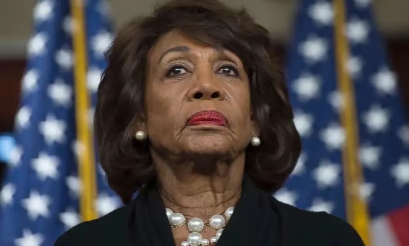 特朗普自己搬起石头砸自己的脚。民主党人玛克辛·沃特斯，这时候愤怒了。他指责现任总