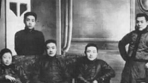 1976年周总理逝世，贴身皮夹里一张照片和四个字，是总理一生之痛