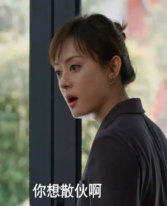 保险新人薛晓舟，最近可是火了一把，不过这火可不是什么好火。他跟资深保险顾问胡曼黎