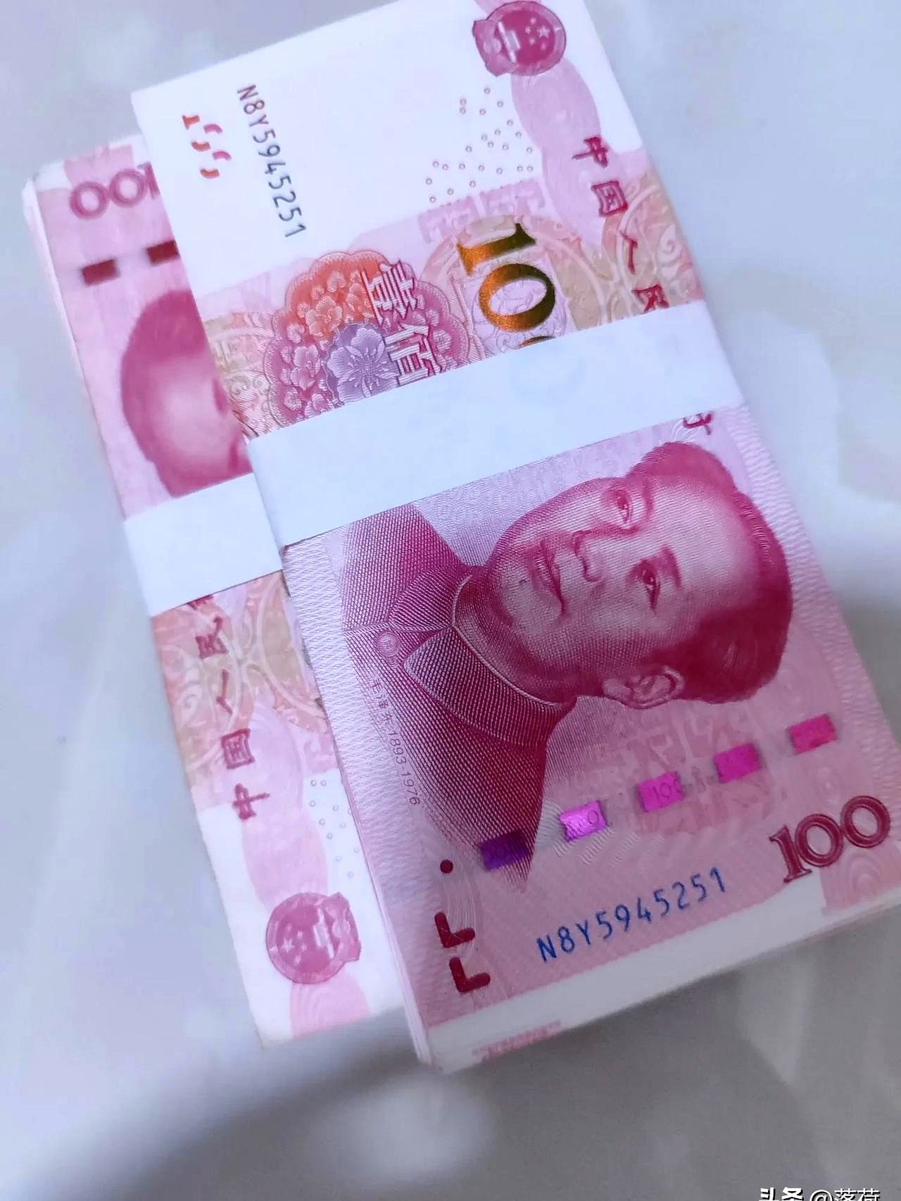 婆婆的身影在阳光透过窗帘投射下，显得格外柔和。她每天都会在清晨起床后，习惯性地打