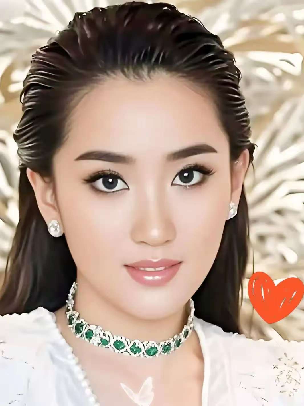 就在刚刚，泰国政坛掀起了不小的波澜。今天，被停职的泰国前总理佩通坦公开强烈呼吁恢