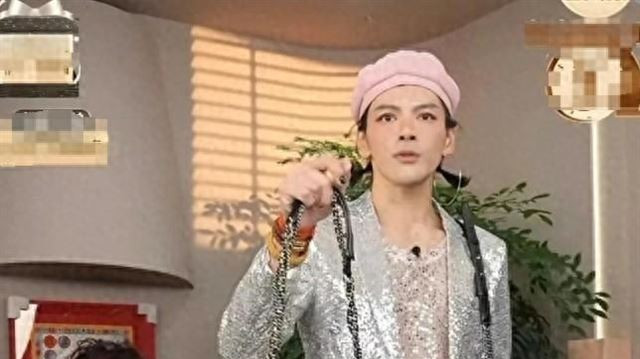 向太真能忍40岁的儿子变“女儿”，还“搔首弄姿”地直播卖包