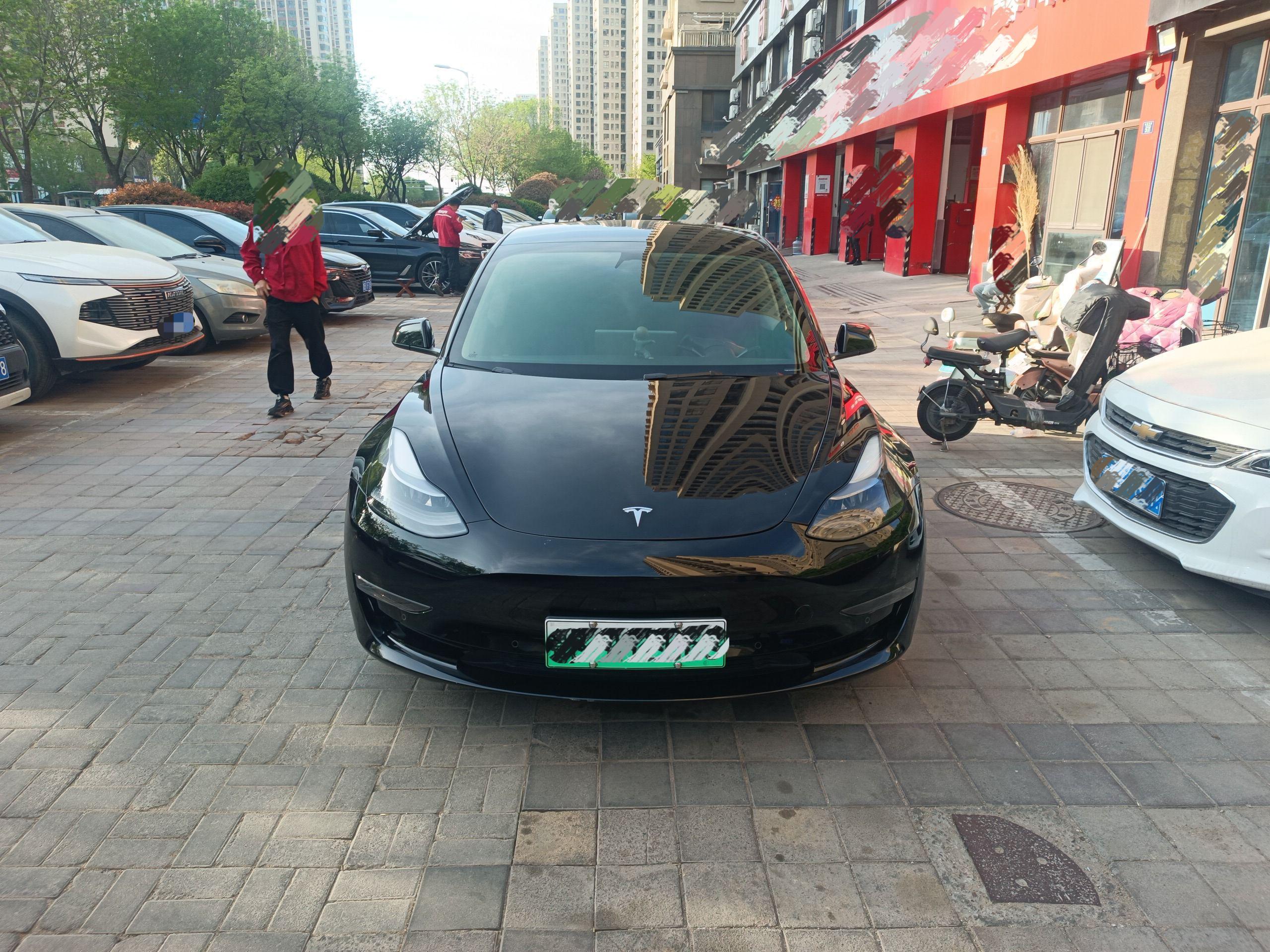 35万提辆特斯拉，三年时间掉价20万，对比节省的油钱，车主亏哭了！
车主自认为车