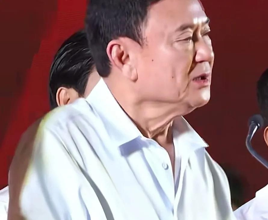 泰国前总理他信又要进监狱了











---










