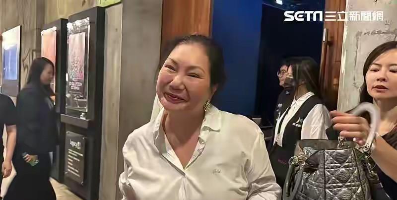建议汪小菲还是别办婚礼了。
眼看着婚礼没几天了，各种马筱梅黑料全来了，明摆着是给