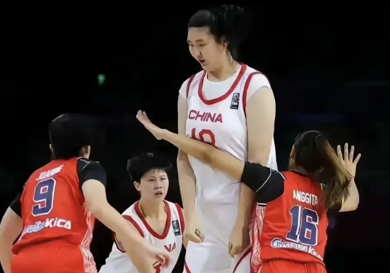 怎么，你还想让2.26米，145公斤的大中锋和对方后卫拼速度？
昨晚中国女篮大胜