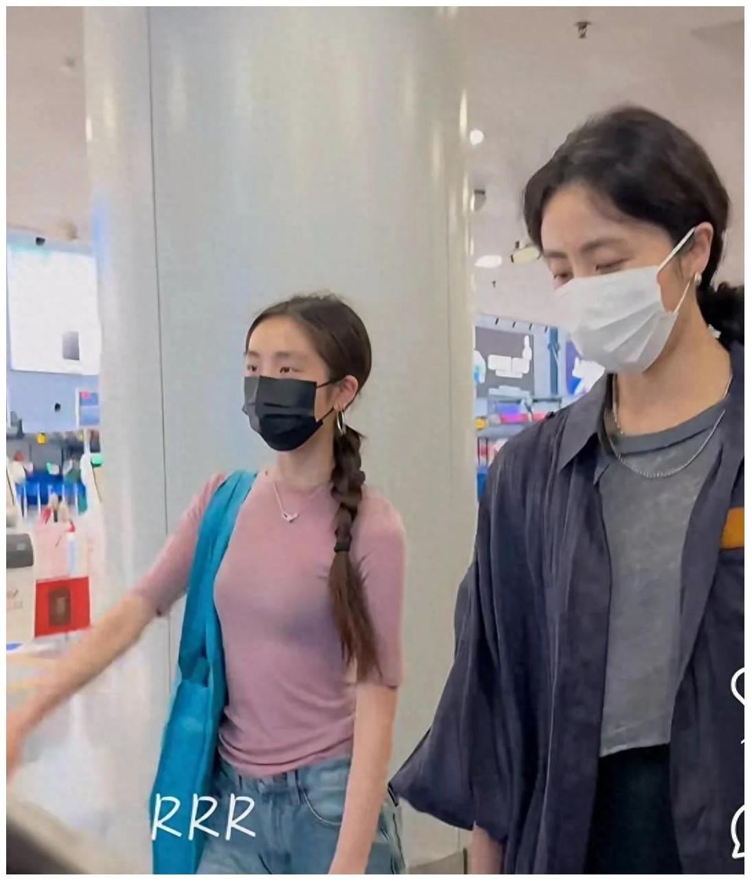 黄多多回国穿200件T恤，妈妈孙莉一身黑内心深处。
有网友说，这母女俩太会了。一