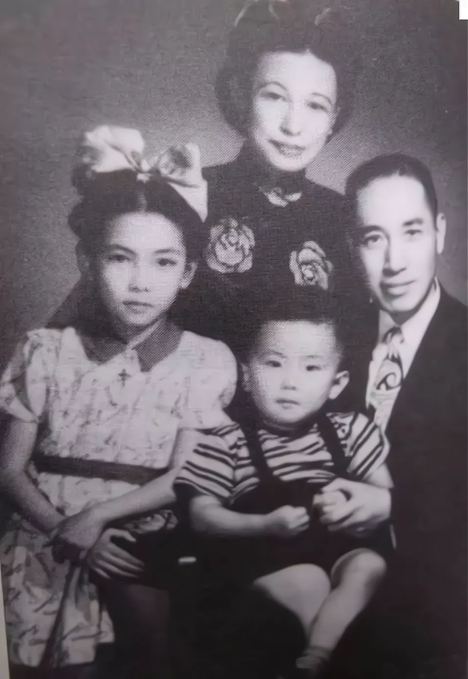 1943年，她在医院生孩子难产，女儿也得了肺病，而当时她的丈夫却在寡妇家里厮混。