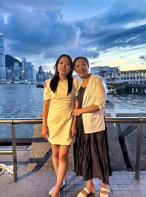 谢浩男的妹妹昨天带着妈妈去香港迪士尼游玩了，妈妈笑得格外开心！果真是母凭子贵啊！