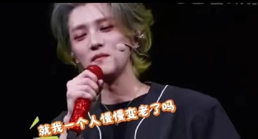 关晓彤 鹿晗被爆分手后，两人的近况截然不同。
关晓彤专心搞事业，白玉兰颁奖晚会，