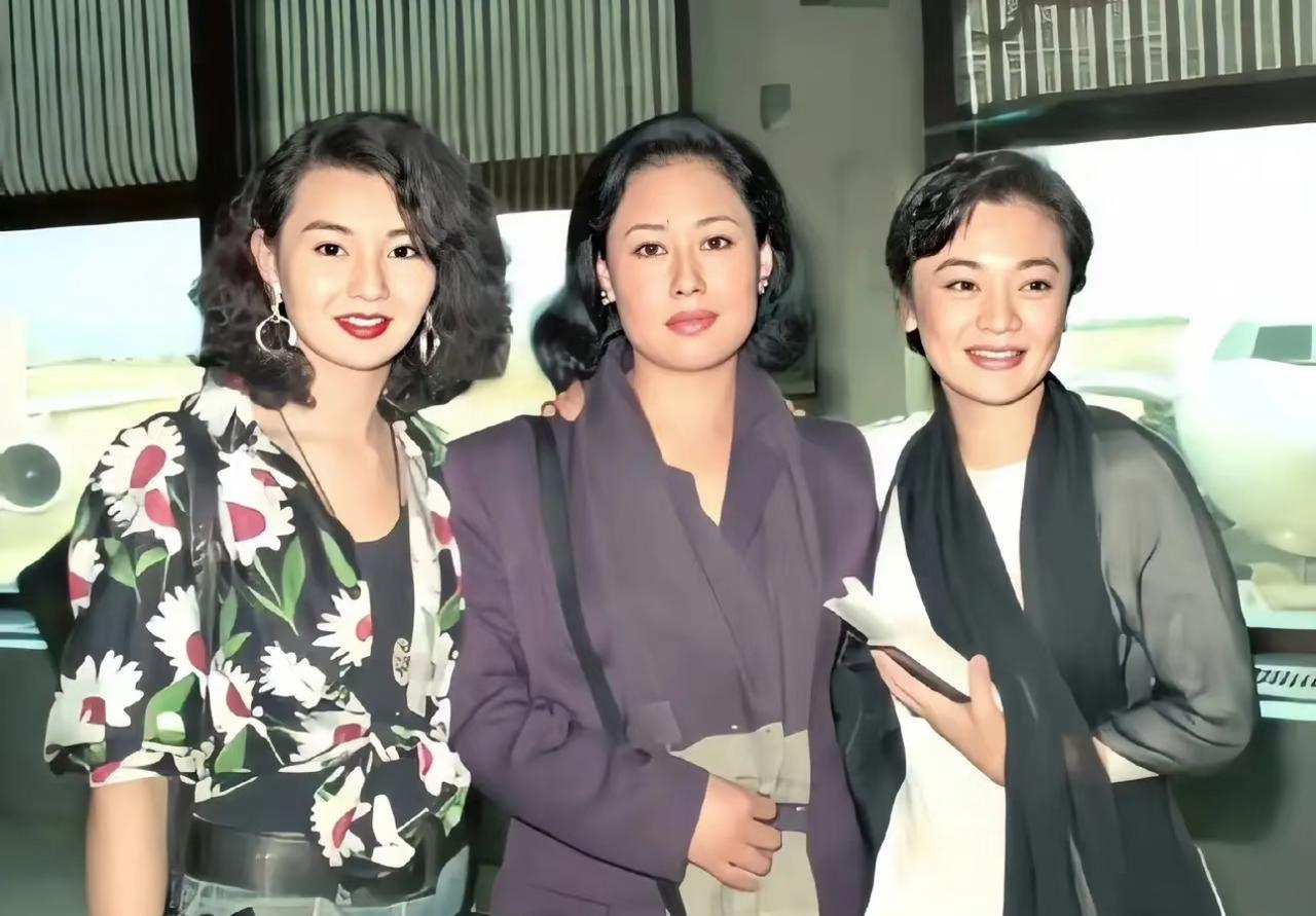 1989年，张曼玉、张艾嘉和斯琴高娃一起同框合影，三人当时合拍了作品《人在纽约》