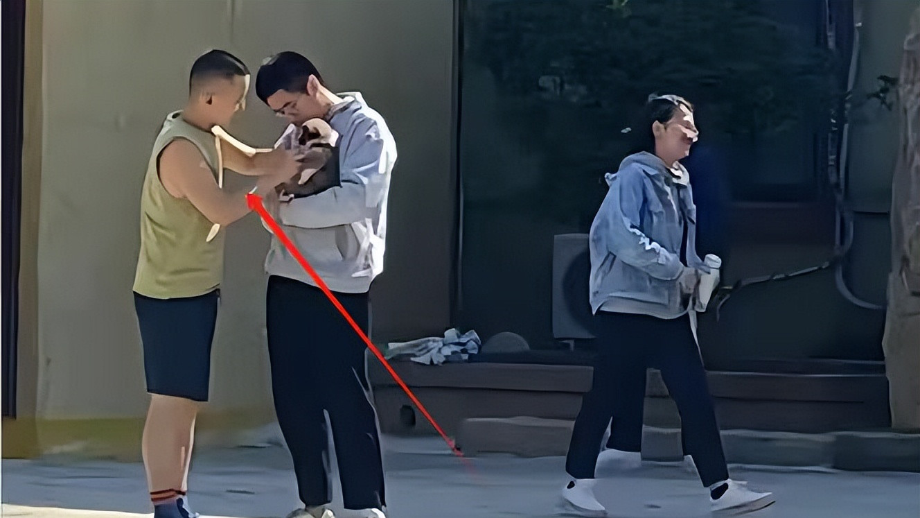 谢浩男亲妈意外“露脸”！打扮时尚，帮儿子选衣，大妹戳穿小秘密