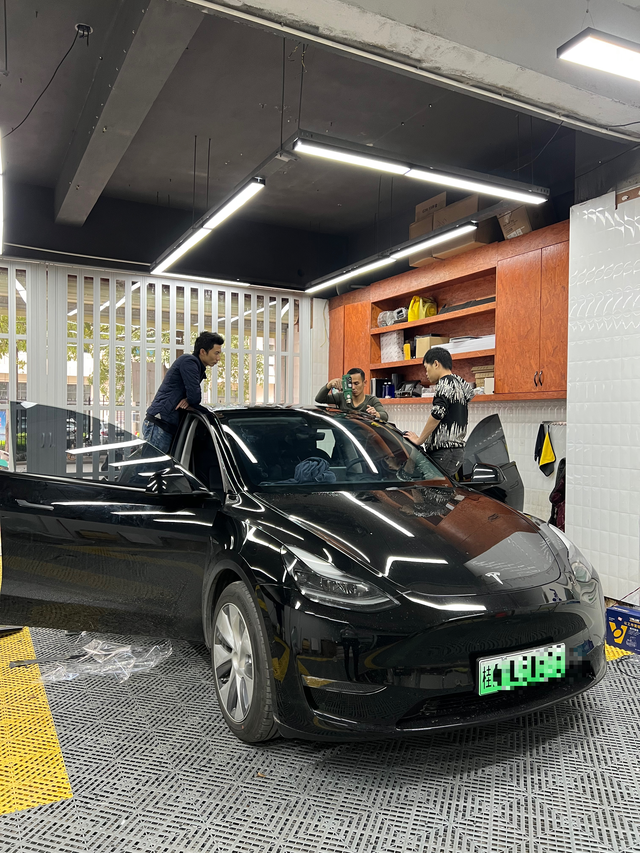 我停车场转弯猛踩了一下电门
车直接不受控制的感觉，一紧张猛回方向和深踩电门
完全