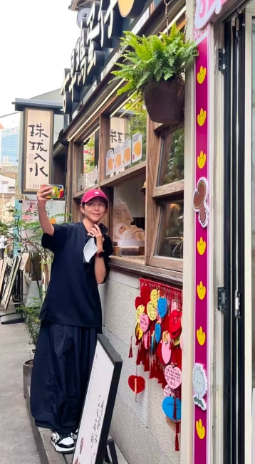 偶遇蔡少芬呀！
在北山一家鸡蛋饼店铺前，遇见了蔡少芬本人，她头戴一顶红色棒球帽，