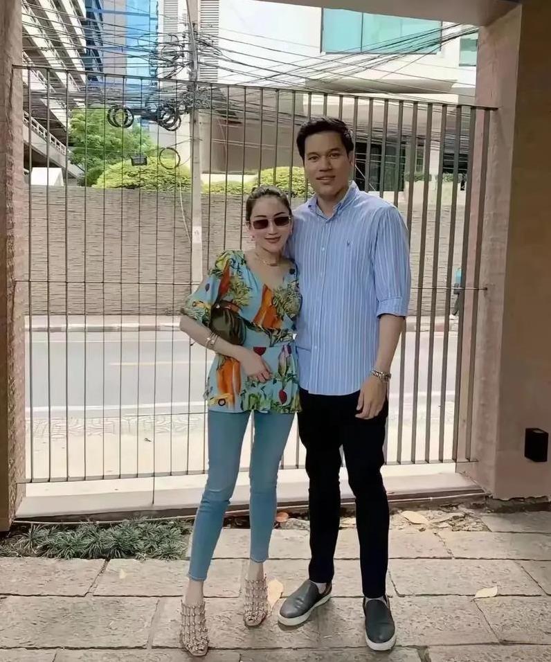 这是佩通坦结婚前的照片，在高大的丈夫面前，她显得小鸟依人。
佩通坦出身豪门，爸爸