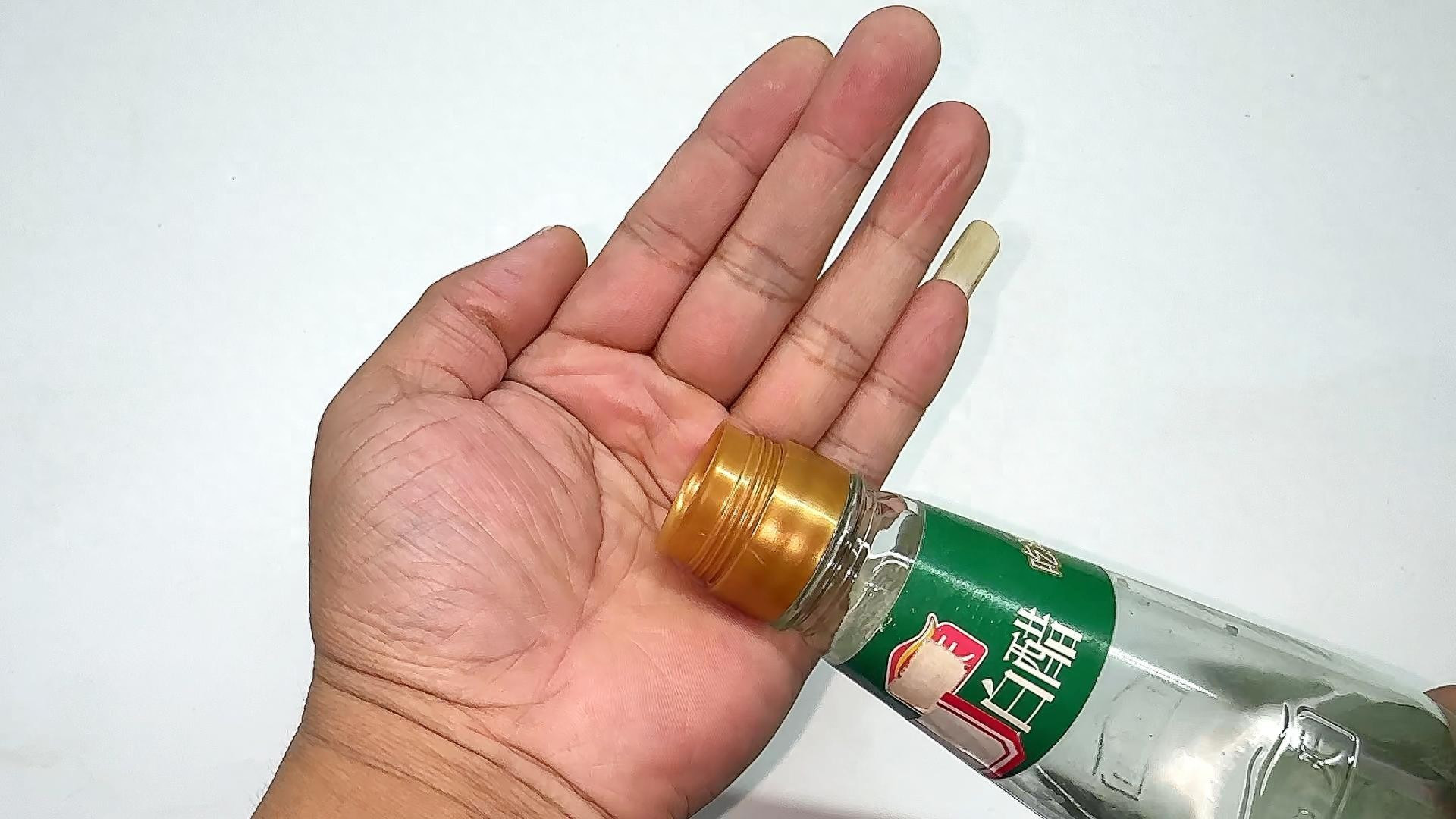 把白醋倒手心里面搓一搓，作用太厉害，解决了很多人的大烦恼！