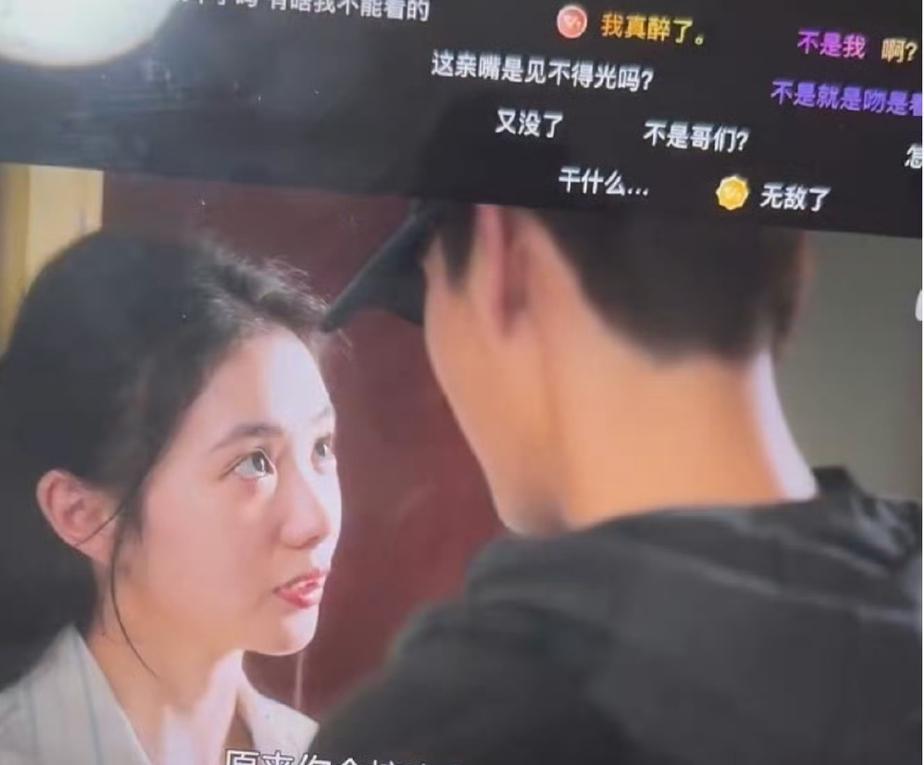 刘浩存为什么不拍吻戏呢？
个人分析了下，感觉她从电影咖“下凡”拍偶像剧，多少还是
