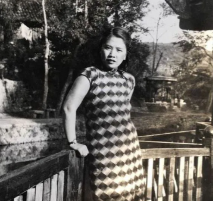1938年，周周恩来总理安排一女特工打入国民党内部，谁知她竟嫁给国军高官，身份暴