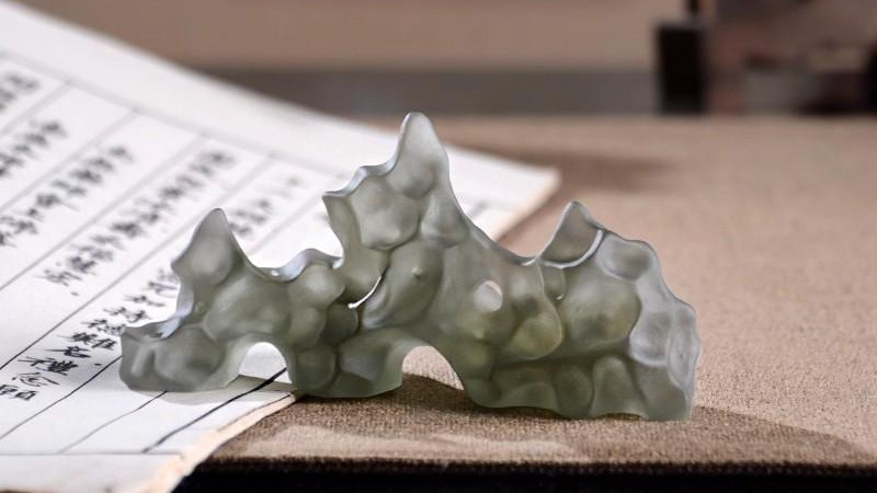 探寻古法琉璃虬石笔搁：文房雅器中的千年风华