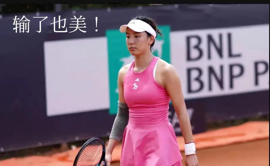 “不是打得不好，都怪那个万卓索娃临时退赛”。WTA罗马站中国大美女王欣瑜本来准备